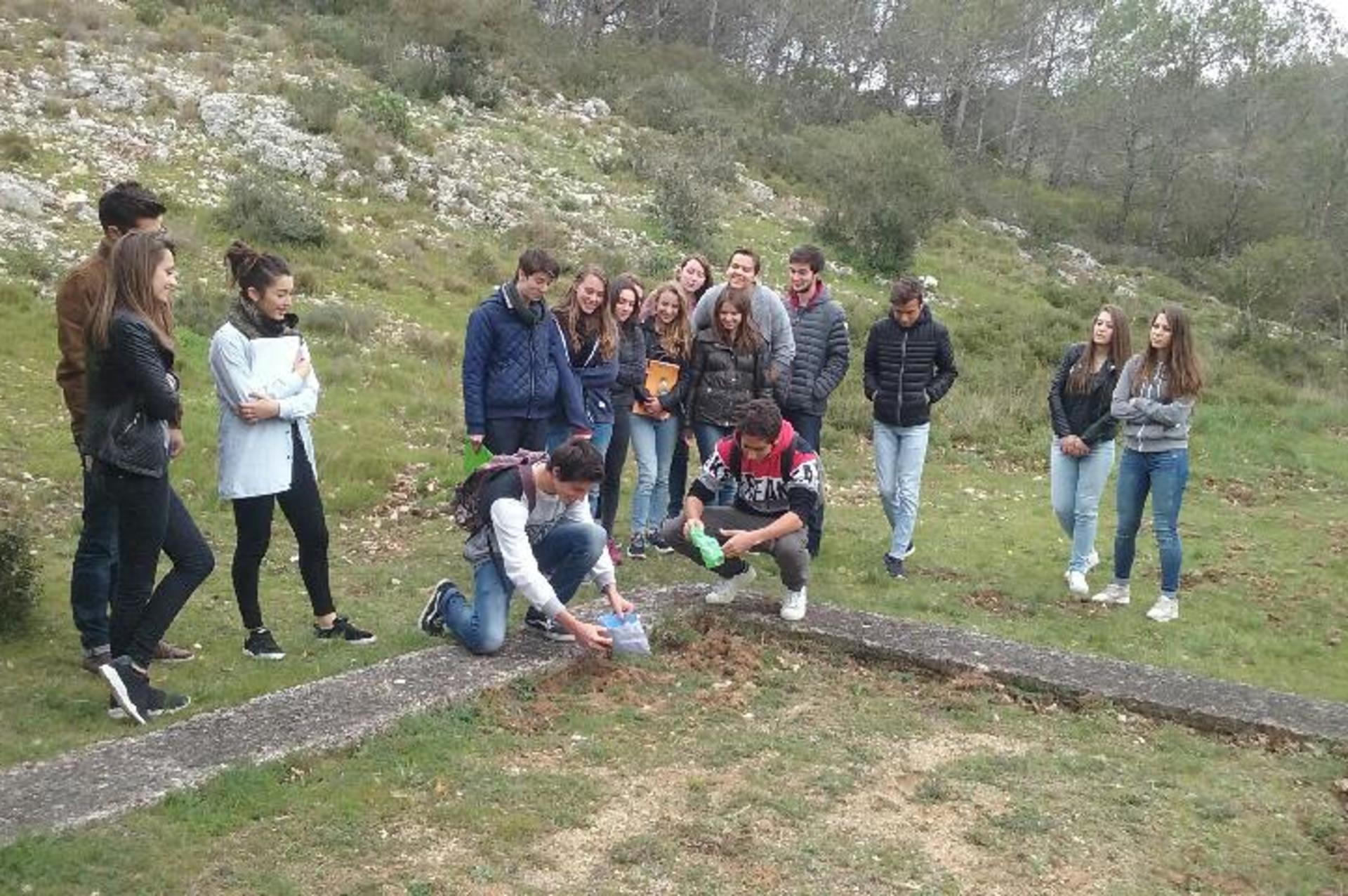 Collecte de la terre de Signes par les élèves du Lycée Maurice Janetti