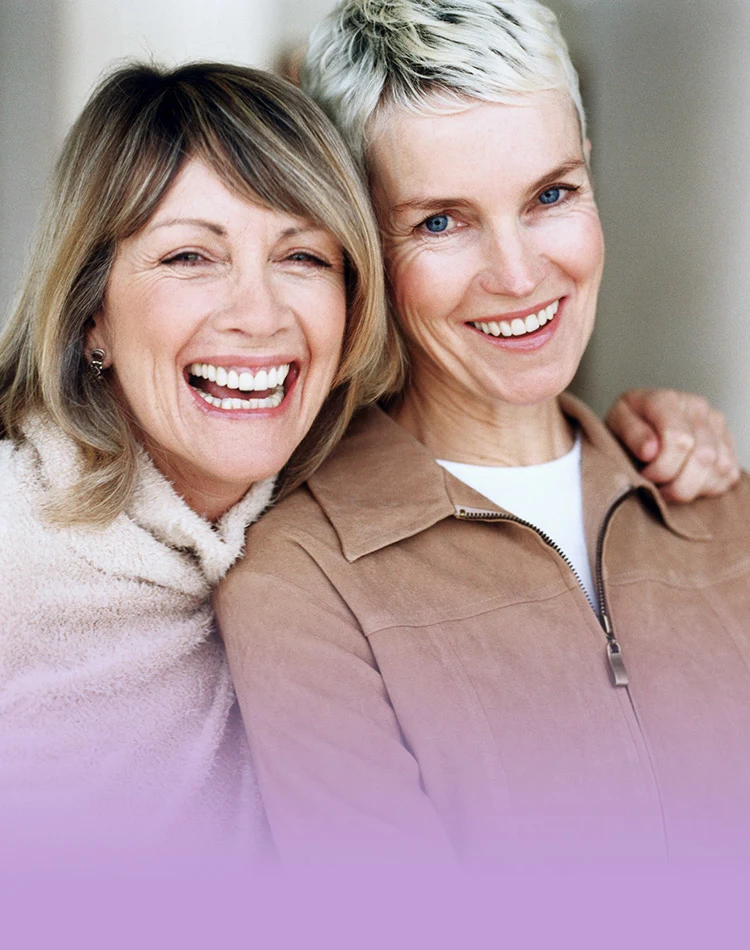 Zwei lachende Frauen mittleren Alters