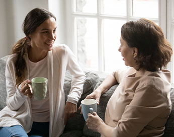 Zwei Frauen, die miteinander reden und Tee trinken