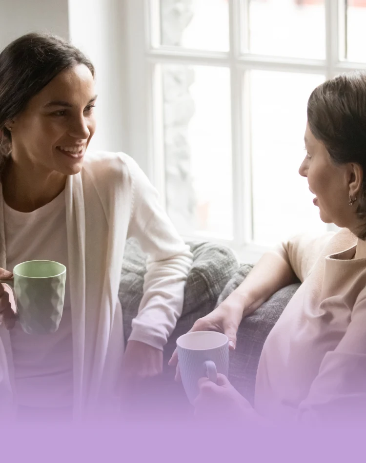 Zwei Frauen, die miteinander reden und Tee trinken