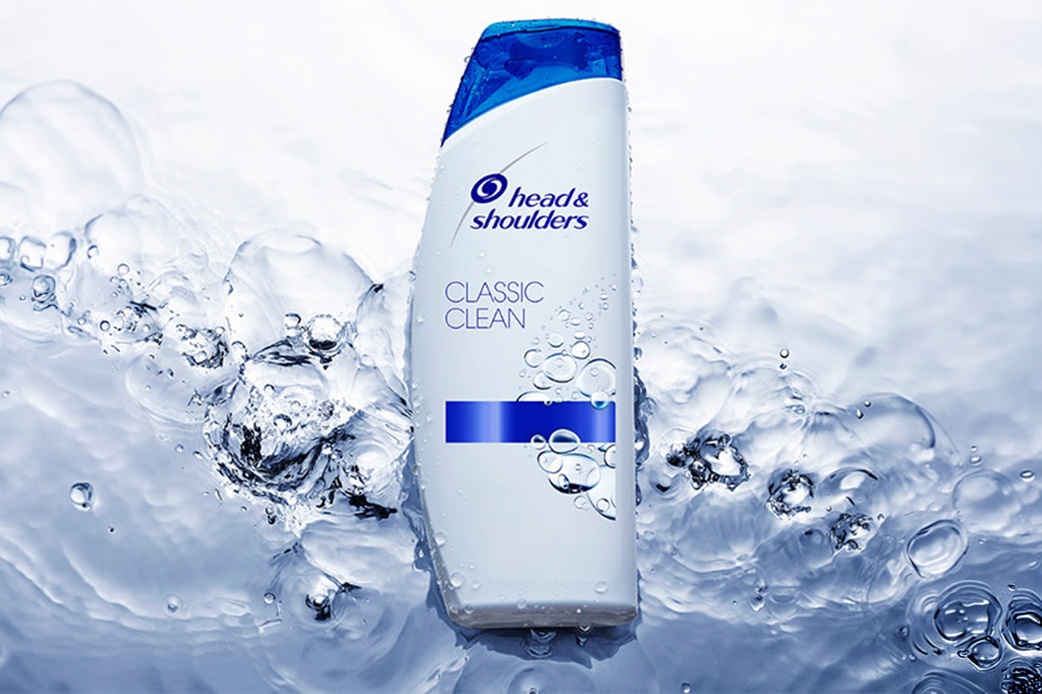 Açık renk bir arka plan üzerinde bir şişe H&S Classic Clean şampuan.