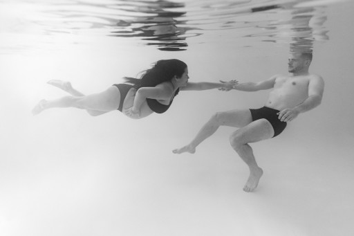 Photographe aquatique séance photo grossesse