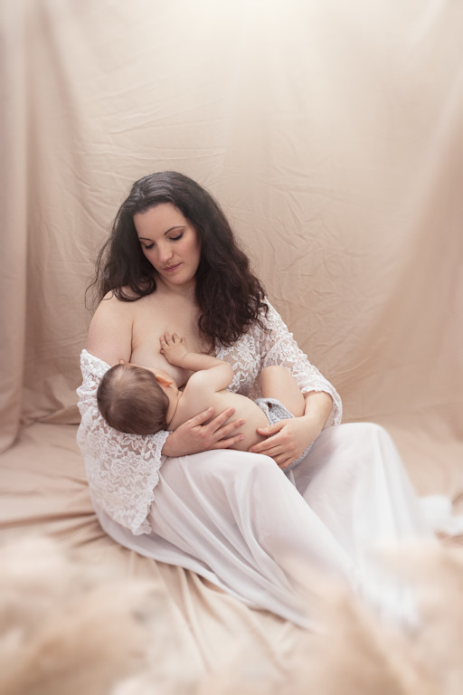 Séance photo allaitement à Carcassonne, Occitanie Séance photo allaitement à Carcassonne, Occitanie