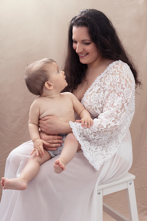 Séance photo bébé et maman à Carcassonne, Occitanie Séance photo bébé et maman à Carcassonne, Occitanie