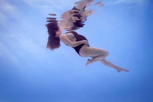 Séance photo grossesse sous l'eau : underwater