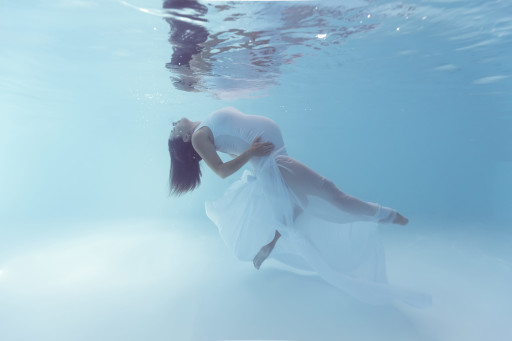 Photographe grossesse en aquatique, Occitanie