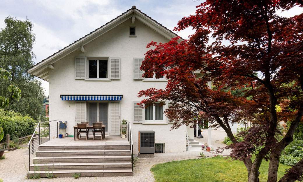 L'unité extérieure de la pompe à chaleur s'intègre parfaitement dans le cadre environnant. L'unité extérieure de la pompe à chaleur s'intègre parfaitement dans le cadre environnant.