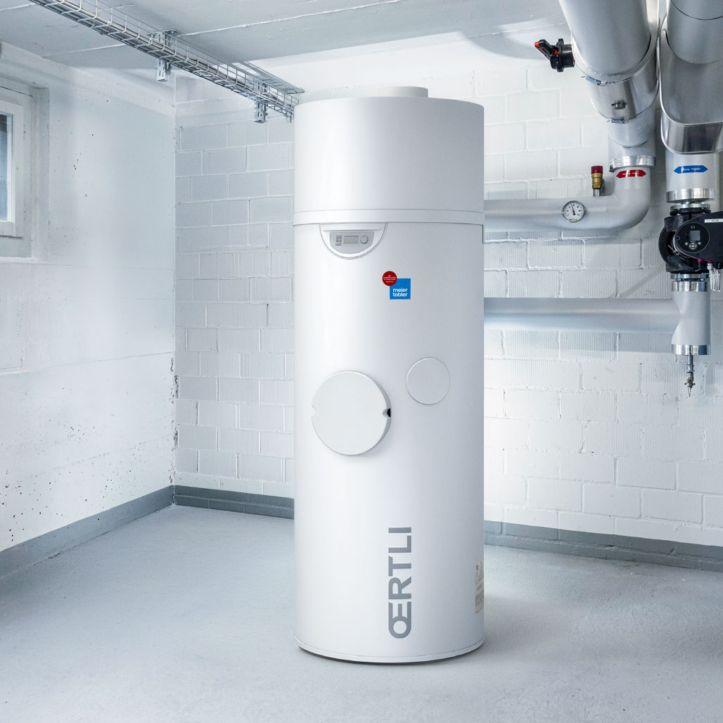 Warmwasser Wärmepumpe als Systemlösung für Mehrfamilienhäuser und gewerbliche Anwendungen, installiert im Technikraum mit integrierter Systemtechnik Warmwasser Wärmepumpe als Systemlösung für Mehrfamilienhäuser und gewerbliche Anwendungen, installiert im Technikraum mit integrierter Systemtechnik