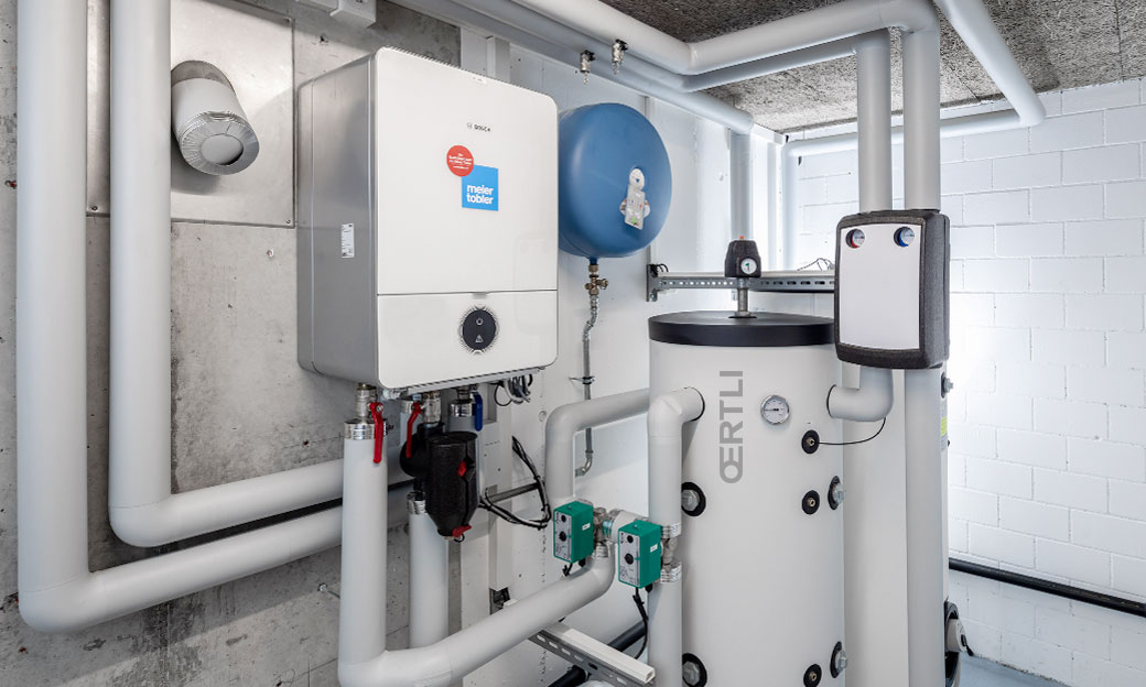 L'unità interna della pompa di calore Bosch CS7400iAW con l'accumulatore per l'acqua di riscaldamento Oertil SHW 307. L'unità interna della pompa di calore Bosch CS7400iAW con l'accumulatore per l'acqua di riscaldamento Oertil SHW 307.
