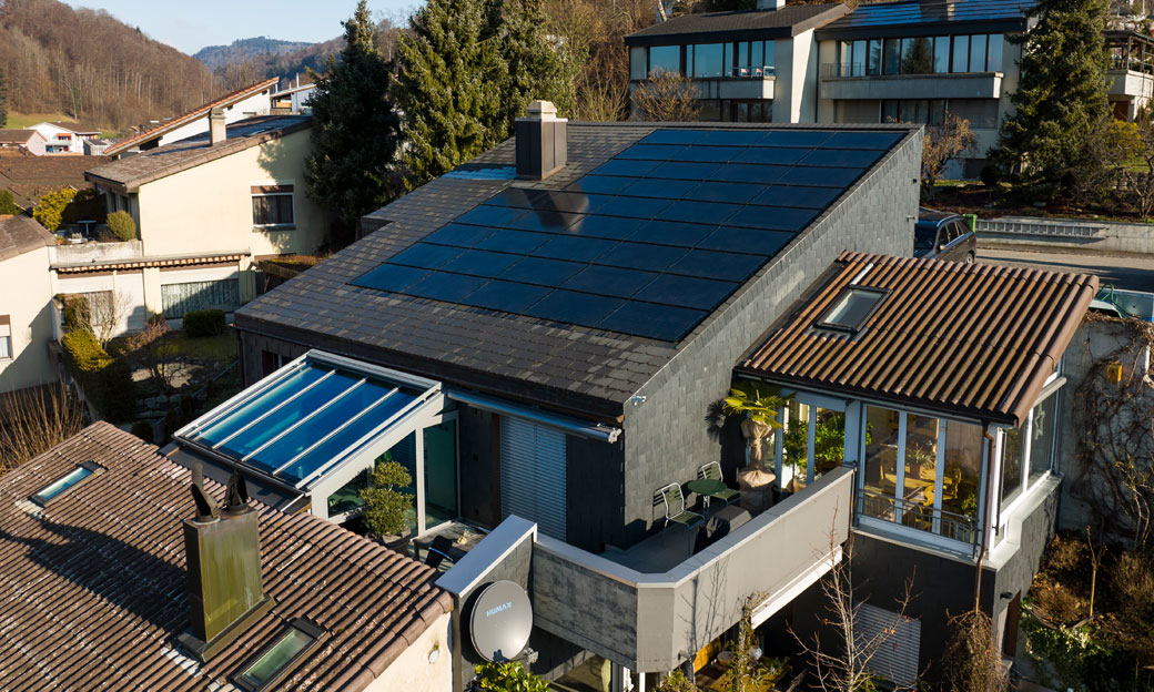 L'impianto fotovoltaico alimenta anche la nuova pompa di calore terra-acqua Bosch CS7800i 12 LW e l'accumulatore Oertli SHW 807. L'impianto fotovoltaico alimenta anche la nuova pompa di calore terra-acqua Bosch CS7800i 12 LW e l'accumulatore Oertli SHW 807.