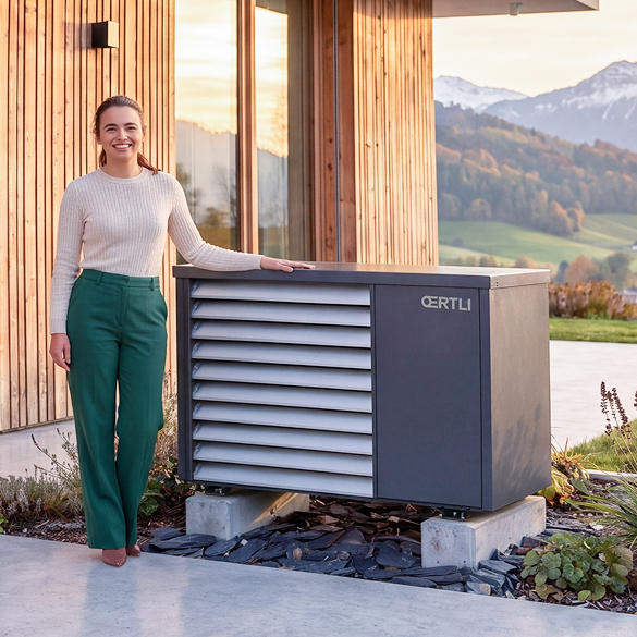 Frau steht neben der Wärmepumpe Oertli Aero von Meier Tobler Frau steht neben der Wärmepumpe Oertli Aero von Meier Tobler