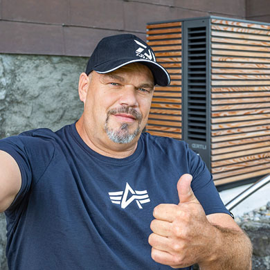 Die neue Split-Luft-Wasser-Wärmepumpe Oertli System M sorgt in Beat Krengers fast 300-jährigem Haus kompakt und leise für Wärme und Warmwasser. Die neue Split-Luft-Wasser-Wärmepumpe Oertli System M sorgt in Beat Krengers fast 300-jährigem Haus kompakt und leise für Wärme und Warmwasser.