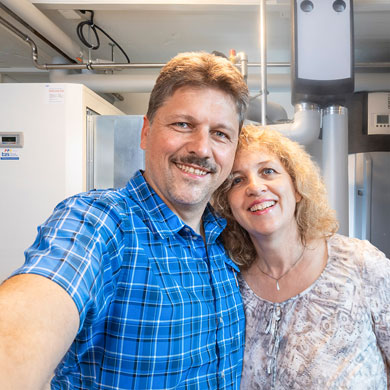 Früher wurde das Haus von Familie Kohler mit einer Elektrospeicherheizung geheizt. Jetzt steht eine moderne Luft-Wasser-Wärmepumpe im Einsatz – und es werden über 40 Prozent weniger Strom benötigt.  Früher wurde das Haus von Familie Kohler mit einer Elektrospeicherheizung geheizt. Jetzt steht eine moderne Luft-Wasser-Wärmepumpe im Einsatz – und es werden über 40 Prozent weniger Strom benötigt.