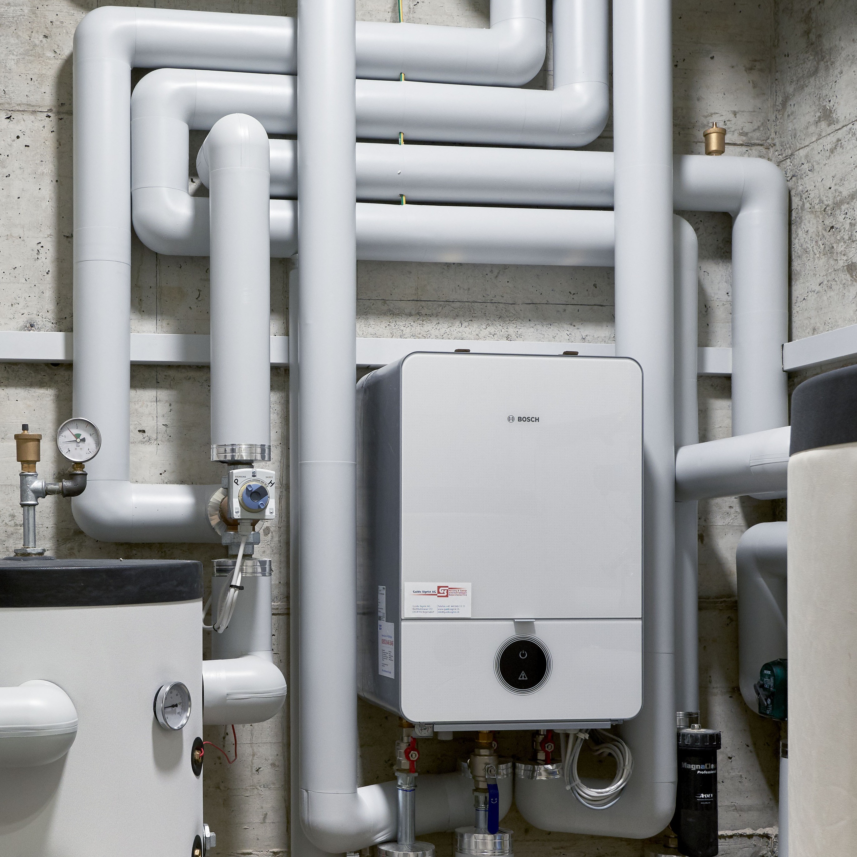 Blick in den neuen Technikraum mit Heizwasserspeicher (links) und Innenteil der Wärmepumpe. Blick in den neuen Technikraum mit Heizwasserspeicher (links) und Innenteil der Wärmepumpe.