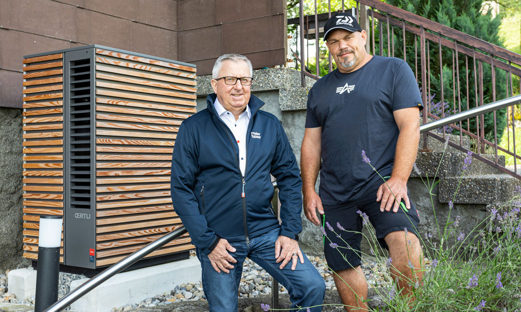 Ueli Rüedi (à gauche) et Beat Krenger devant l’unité extérieure personnalisée de la pompe à chaleur air-eau Oertli System M. Ueli Rüedi (à gauche) et Beat Krenger devant l’unité extérieure personnalisée de la pompe à chaleur air-eau Oertli System M.