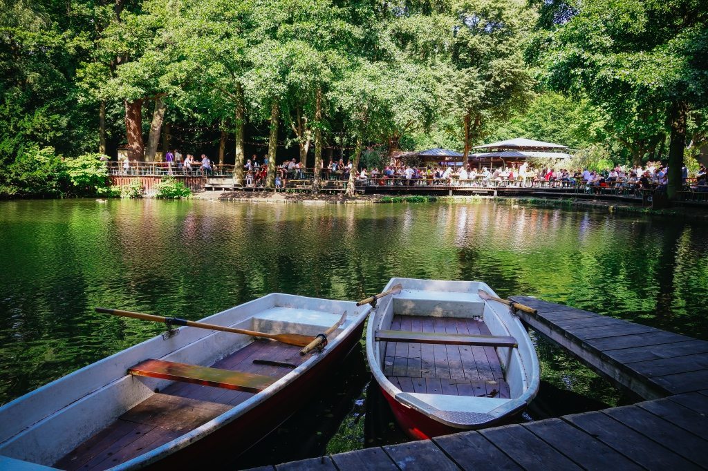 See mit Cafe am neuen See im Hintergrund See mit Cafe am neuen See im Hintergrund
