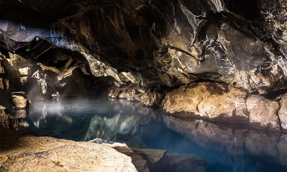 Photo de Grjótagjá (Islande), une grotte dans une coulée de lave refroidie.
