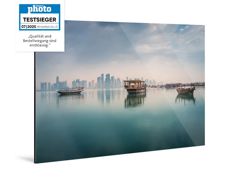 Foto-Abzug auf Alu-Dibond Drei Boote spiegeln sich auf der ruhigen Meeresoberfläche auf einem Fotodruck auf Aluminiumunterlage zu sehen ist.