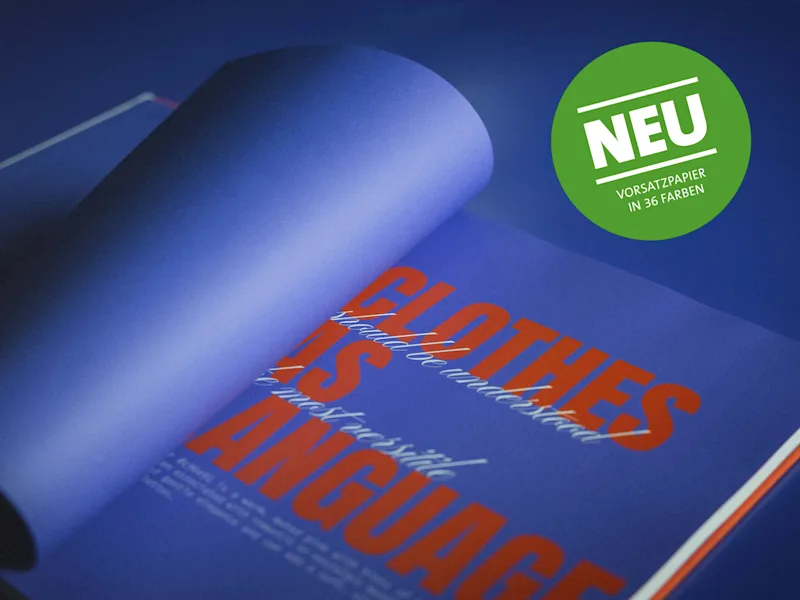Bildband Aufgeschlagene Buchseite mit großem orangenem Text 'CLOTHES IS LANGUAGE' auf lilanem Hintergrund und grünem Aufkleber mit weißem Text 'NEU VORSATZPAPIER IN 36 FARBEN'