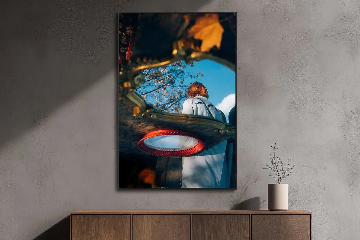 ArtBox aus Aluminium an grauer Wand, zeigt Spiegelung einer Person mit Mantel vor blauem Himmel. ArtBox aus Aluminium an grauer Wand, zeigt Spiegelung einer Person mit Mantel vor blauem Himmel.