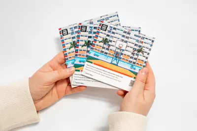 Sélection d'échantillons de produits Deux mains tenant trois échantillons de produits