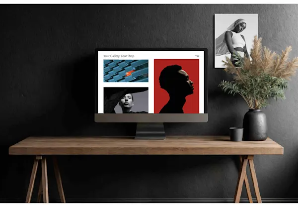 WhiteWall App für Shopify Computerbildschirm zeigt einen Online-Galerie-Shop auf einem Holzschreibtisch mit dekorativer Vase mit Pampasgras und gerahmtem Kunstwerk an der Wand
