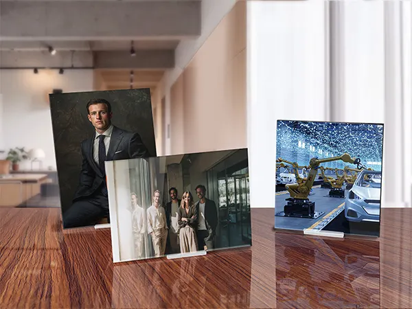 WhiteWall Mini Portraits professionnels d'entreprise disposés sur une surface en bois montrant les membres de l'équipe dans un cadre professionnel et formel