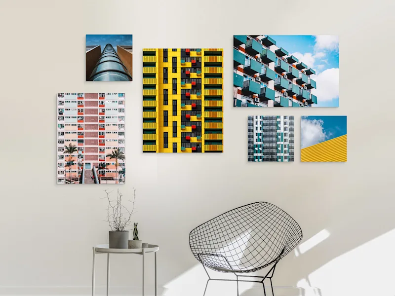 Foto-Druck auf Alu-Dibond Mehrere verschiedene Motive auf Direkt-Print auf Aluminium-Dibond sind an einer Wand im Wohnzimmer angebracht.