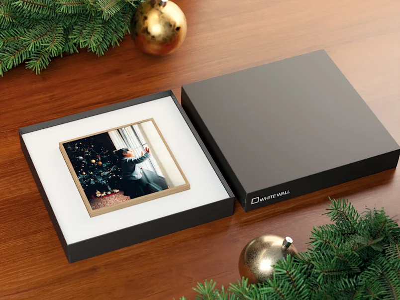 PDP | ArtBox Gift Edition XMAS | Product Selector Section | Media #2 ArtBox lying in gift box.