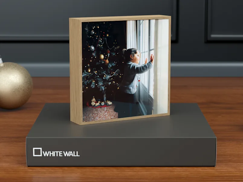 PDP | ArtBox Gift Edition XMAS | Product Selector Section | Media #1 ArtBox standing on top of closed gift box.
