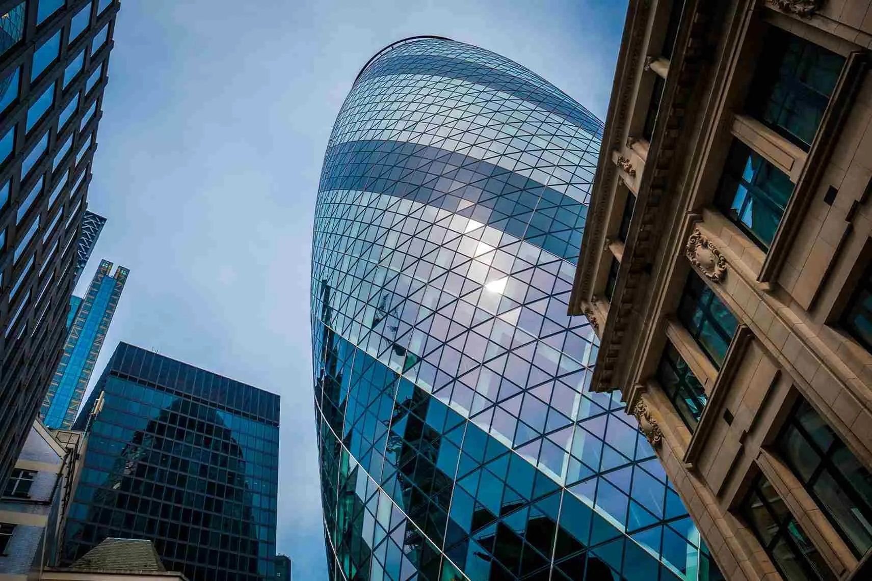 Modern architecture in London: The Gherkin A bird's-eye view of “The Gherkin” in London, with its striking glass facade, nestled between historic and modern buildings.