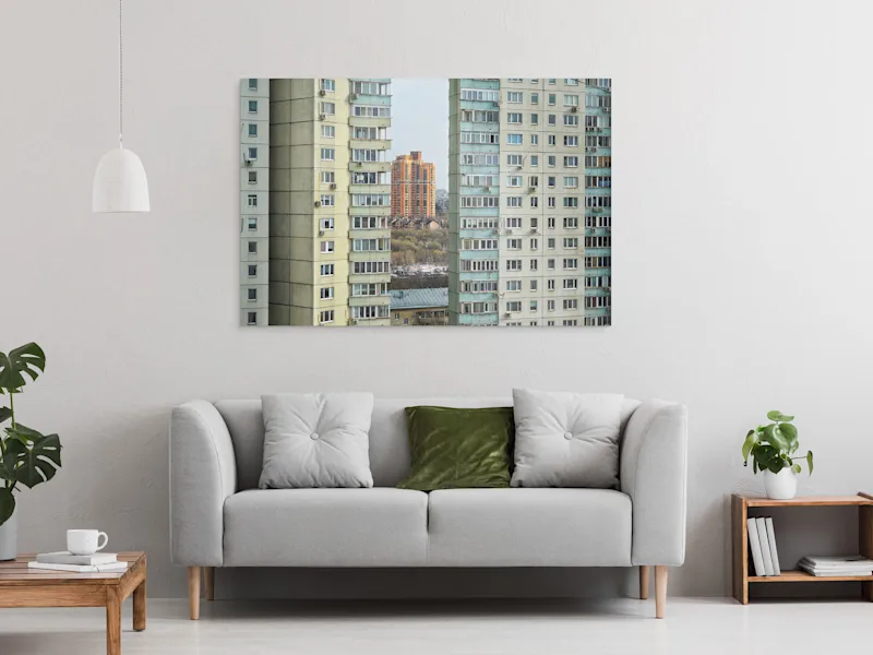 Foto-Druck auf Alu-Dibond Fenster eines Wolkenkratzers auf direktem Print auf Aluminium-Dibond, angebracht an einer Wand im Wohnzimmer.