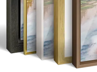 Fünf Bilderrahmen in unterschiedlichen Ausführungen – Dunkelgrau, Gold, Weiß, helles Holz und Braun – sind nebeneinander angeordnet und zeigen jeweils dasselbe Kunstwerk.