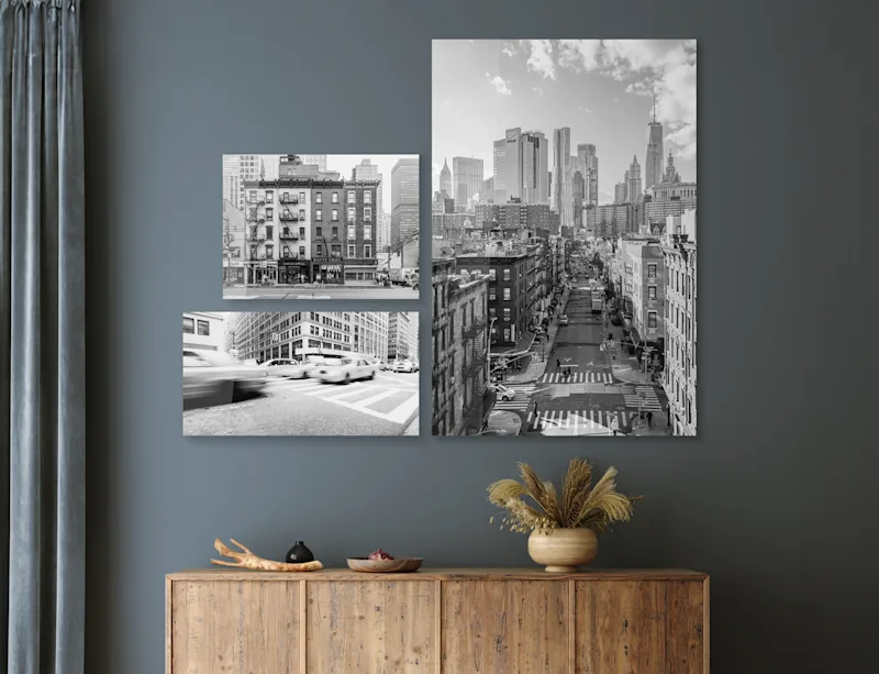 Tirage noir et blanc Ilford sur alu Dibond Trois tirages en noir et blanc sur alu Dibond accrochés à un mur gris.