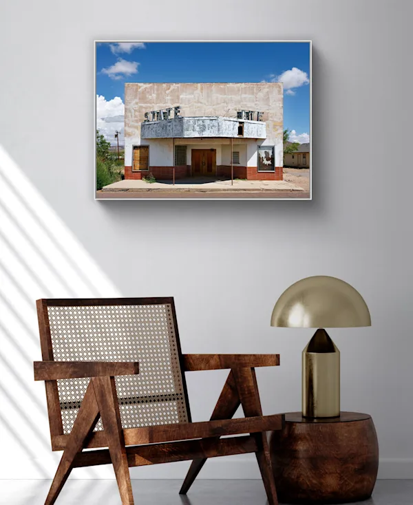 Wim Wenders x Monopol Edition printed by WhiteWall Das Foto mit dem Titel "State", aufgenommen im amerikanischen Bundesstaat Texas, hängt an einer