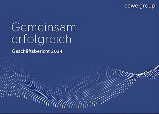 Cover des CEWE Group Geschäftsberichts 2024 Ein dunkelblaues Titelbild mit dem Logo der CEWE Group oben rechts. Der Text lautet „Successful together – Annual Report 2024“. Im unteren Bereich befindet sich eine dynamische, geschwungene Wellenstruktur aus feinen weißen Punkten.
