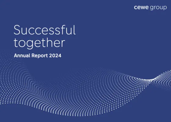 Couverture du rapport annuel 2024 du Groupe CEWE Une image de couverture bleu foncé avec le logo du Groupe CEWE en haut à droite. Le texte indique « Successful together – Annual Report 2024 ». La partie inférieure présente un motif dynamique de vagues composé de fins points blancs.