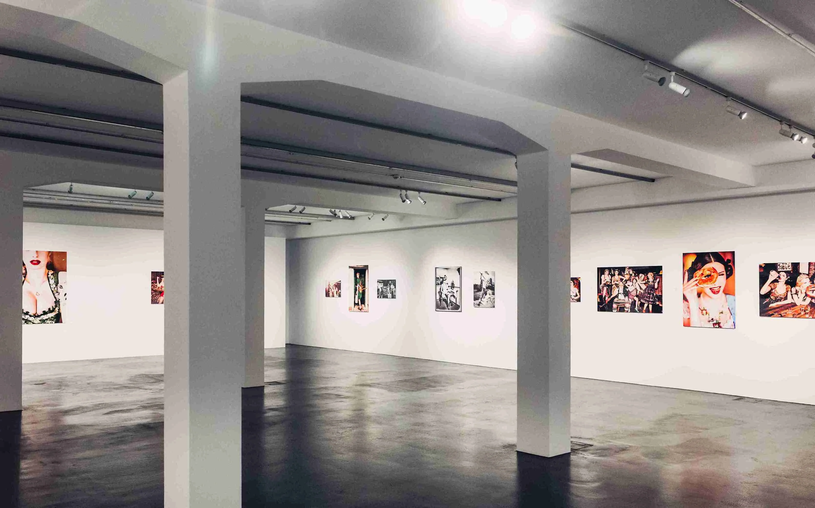 Vue intérieure de la galerie « Shocking-Pop » avec plusieurs colonnes blanches et des tableaux pop art colorés accrochés aux murs. Vue intérieure de la galerie « Shocking-Pop » avec plusieurs colonnes blanches et des tableaux pop art colorés accrochés aux murs.