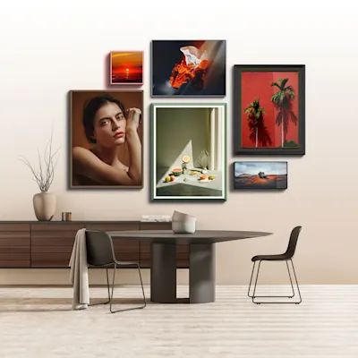 Exposer vos œuvres 1 Mur de galerie avec des photos encadrées au-dessus d'une table ronde avec deux chaises, à côté d'une commode en bois.