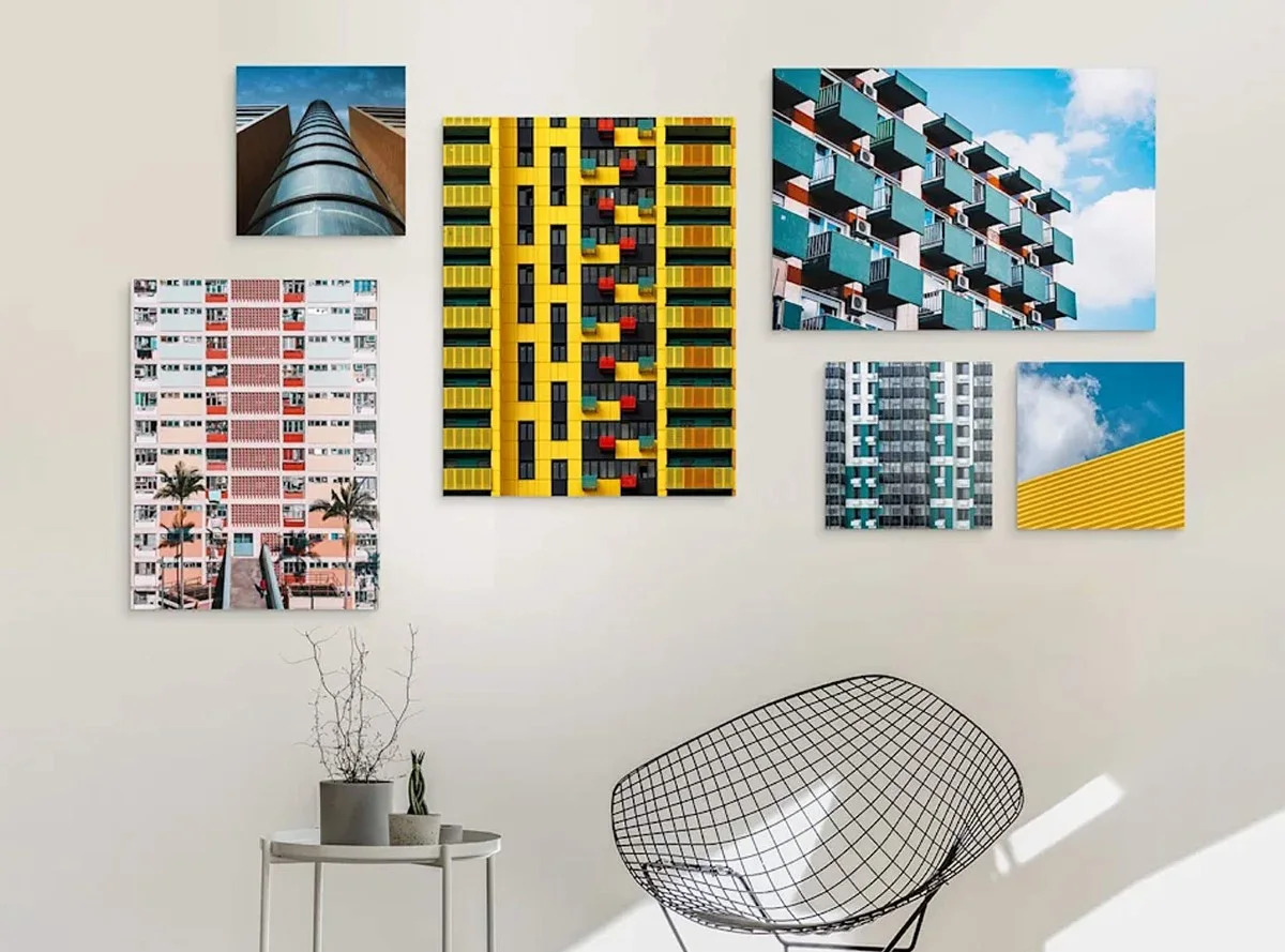 Wand mit mehreren unterschiedlichen architektonischen Fotografien.