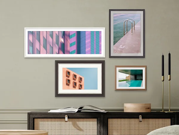 Fotoafdruk op Fuji Crystal DP II Meerdere ingelijste Fuji Crystal DP II-fotoafdrukken die aan een muur zijn opgehangen.