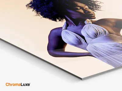 ChromaLuxe HD Metal Print Nahaufnahme einer tanzenden Frau auf einem HD Metalldruck.