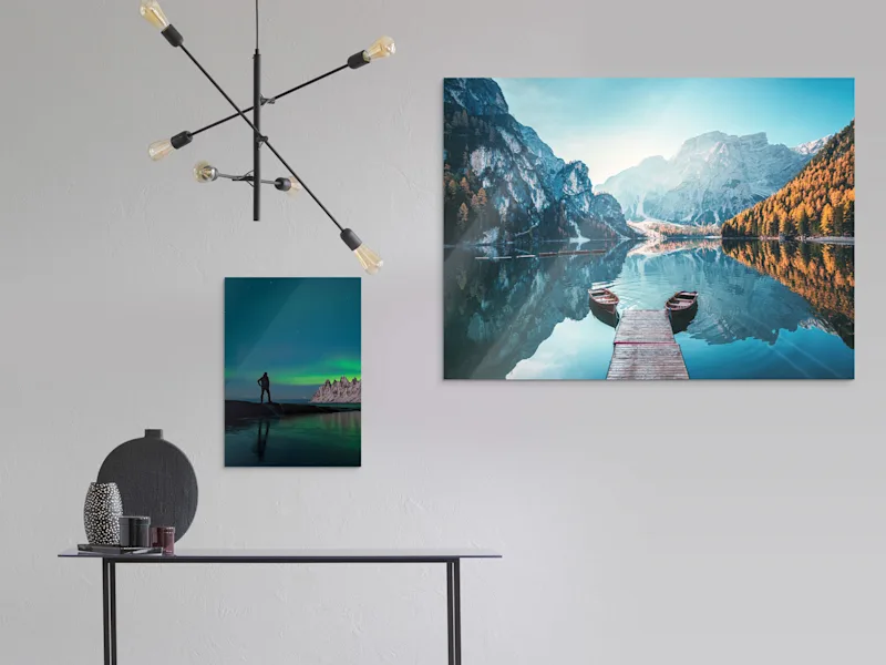 Hängung von zwei Original-Fotodrucken unter Acrylglas Zwei Landschaftsfotos an einer Wand als Original-Fotodruck unter Acrylglas.