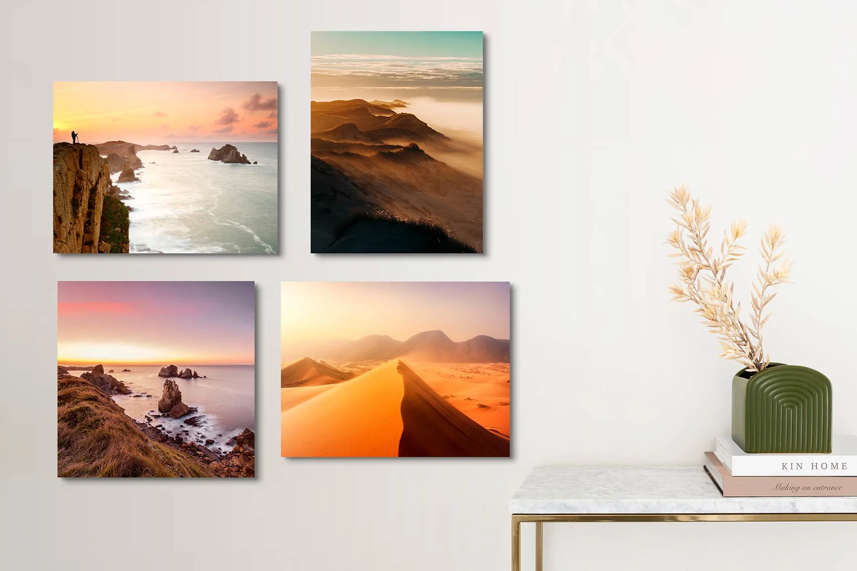 Quattro fotografie paesaggistiche su una parete, tra cui paesaggi costieri e desertici. Quattro fotografie paesaggistiche su una parete, tra cui paesaggi costieri e desertici.
