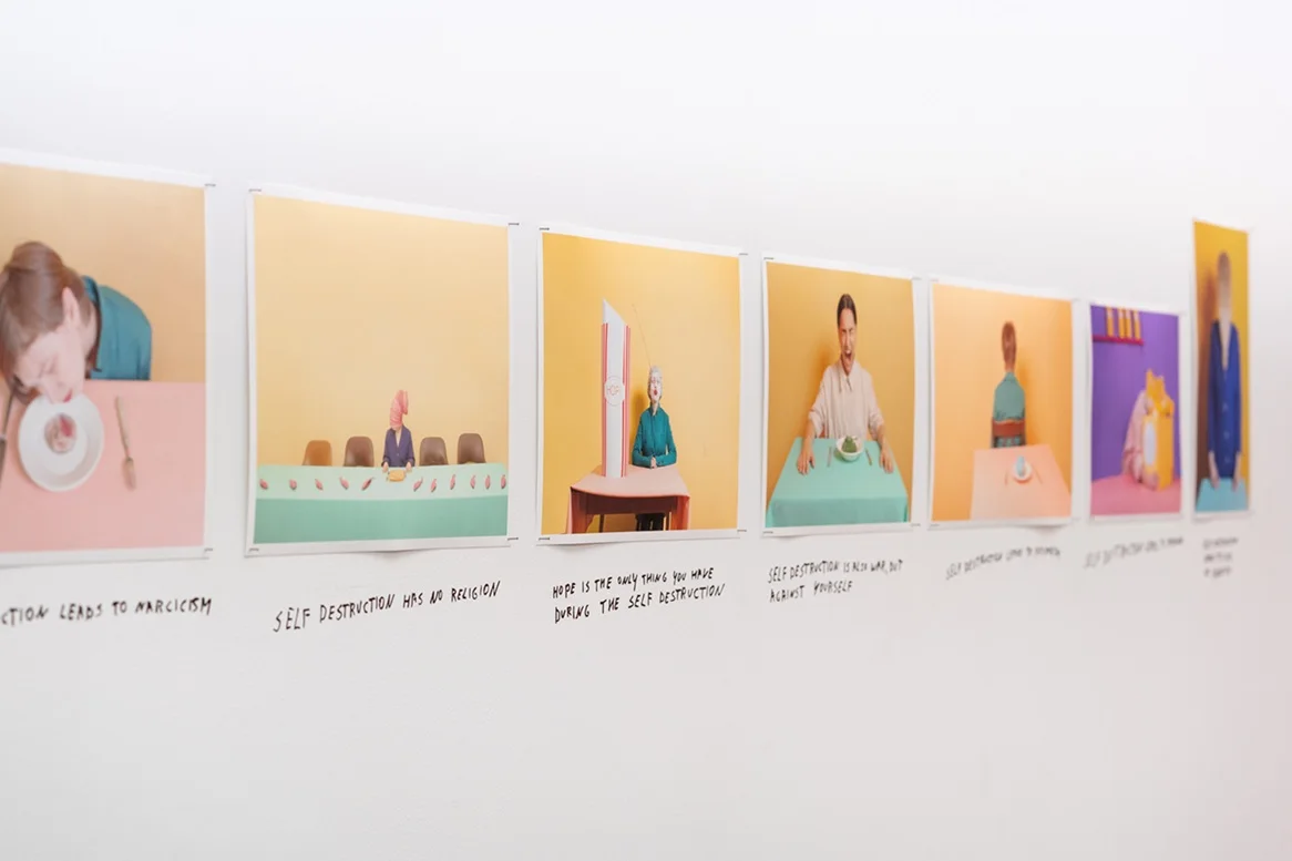 Karén_khachaturov - Festival Circulations Paris Serie von farbenfrohen Fotografien als hochwertige Kunstdrucke, die Menschen an Tischen vor pastellfarbenen Hintergründen zeigen, mit handgeschriebenem Text darunter