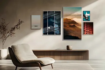 Soggiorno con quadri incorniciati alle pareti Soggiorno con poltrona moderna, credenza e cinque quadri incorniciati alle pareti, tra cui paesaggi e motivi astratti.