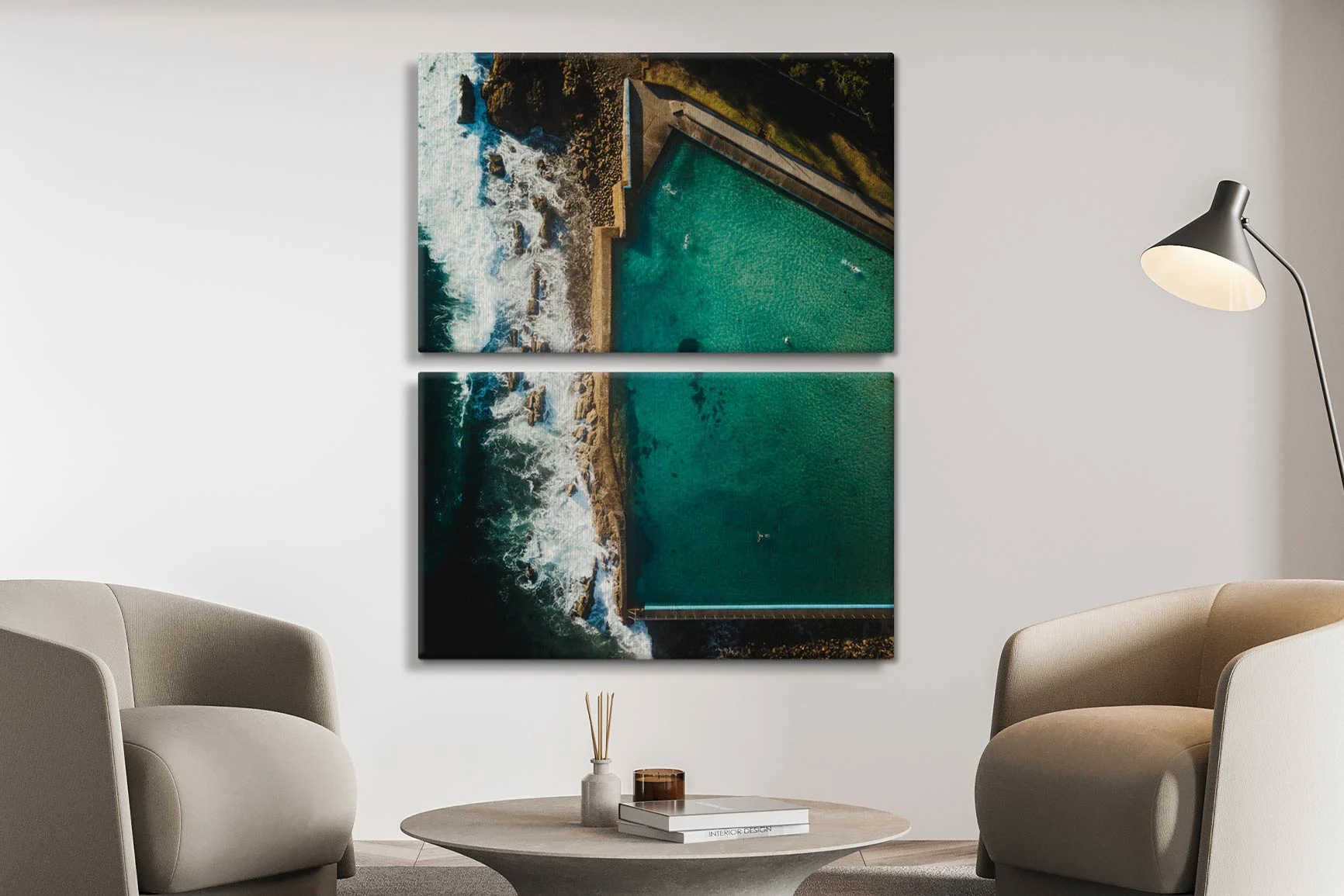 Quadro murale composto da più parti raffigurante una veduta aerea di una piscina sul mare con onde e due nuotatori. Quadro murale composto da più parti raffigurante una veduta aerea di una piscina sul mare con onde e due nuotatori.