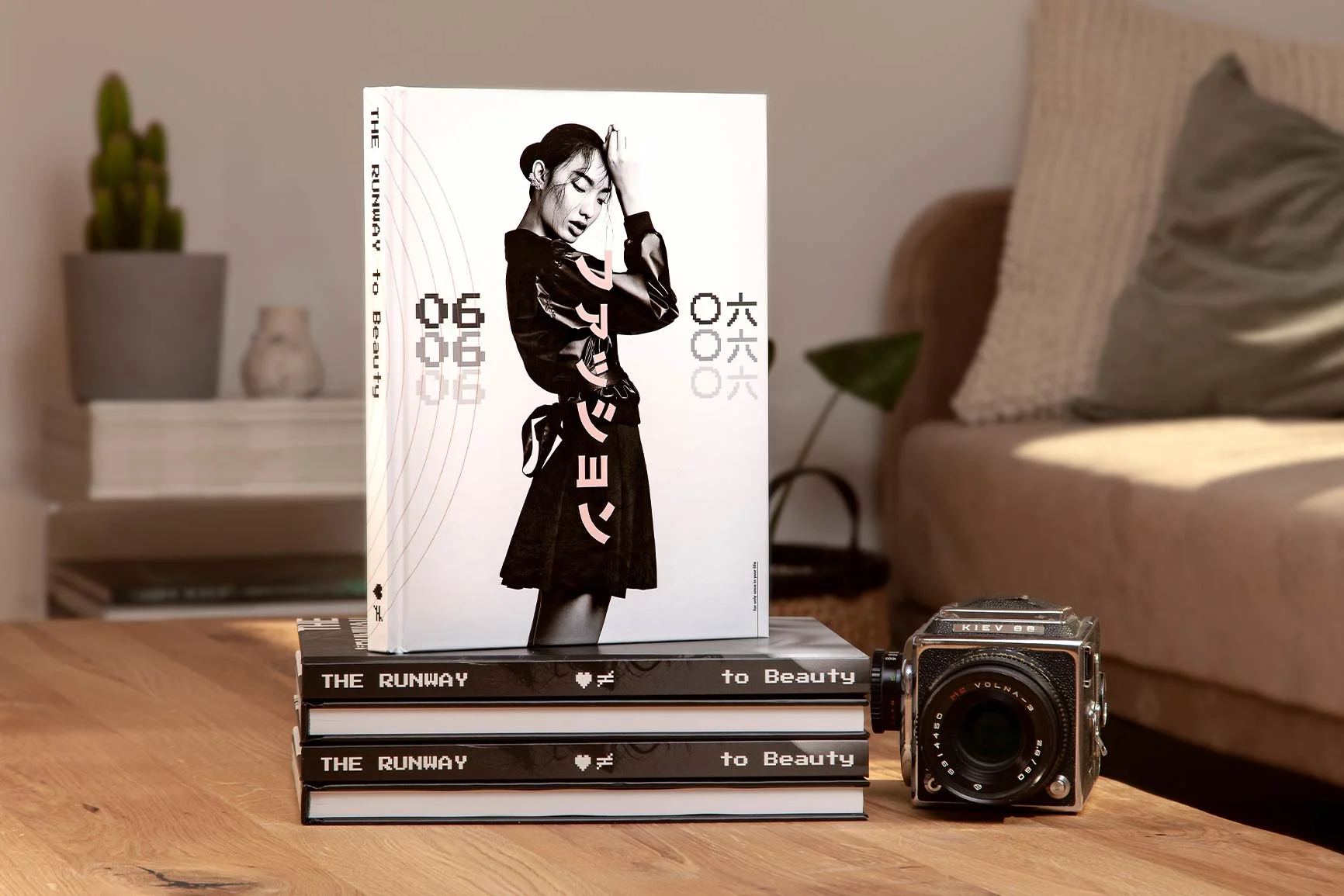 Una pila di libri fotografici su un tavolo di legno accanto a una macchina fotografica vintage. Una pila di libri fotografici su un tavolo di legno accanto a una macchina fotografica vintage.
