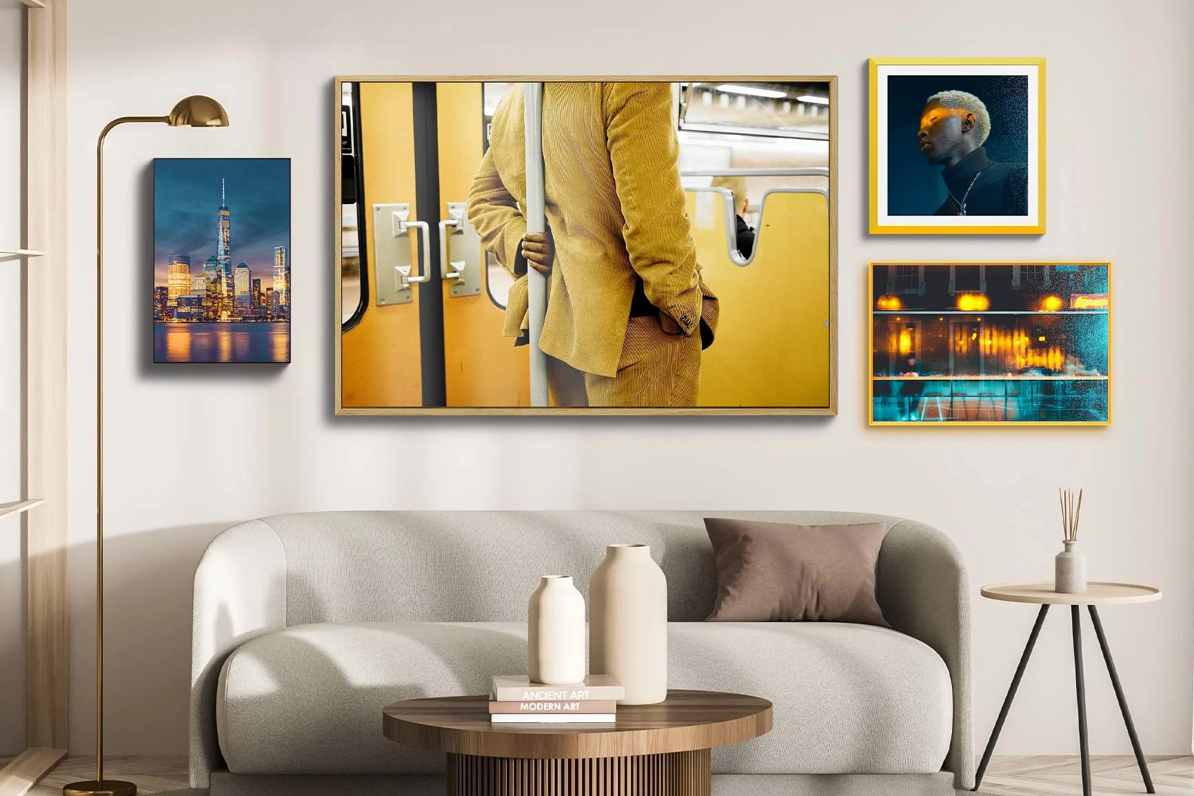 Salon avec canapé blanc, table ronde en bois et quatre tableaux encadrés au mur. Salon avec canapé blanc, table ronde en bois et quatre tableaux encadrés au mur.