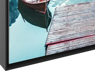 Stampa fotografica sotto vetro acrilico con cornice in alluminio ArtBox Cornice in alluminio con bordo ombreggiato attorno a un'immagine che mostra una barca e un molo in legno sull'acqua.